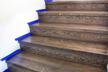 Realizace dubové podlahy a schodiště v odstínu PARKETO - DARK s povrchovou úpravou černým olejem.