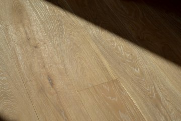 Dřevěná dubová podlaha v odstínu PARKETO - THEA s povrchovou úpravou na zakázku