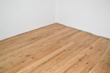 Realizace dřevěné dubové podlahy s podlahovým topením. Ošetřeno tungovým olejem Clear Seal pro odolnost vůči skvrnám od červeného vína