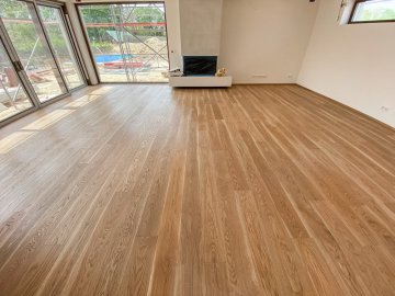 Realizace dřevěné dubové podlahy v odstínu PARKETO - THEA na podlahové topení