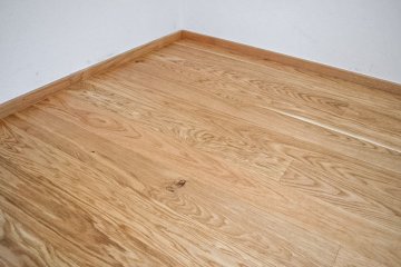 Realizace dřevěné dubové podlahy na zakázku s povrchovou úpravou