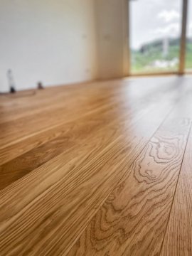 Realizace dřevěné dubové podlahy v odstínu PARKETO - GRACE s podlahovým topením a ošetřením voděodolným olejem