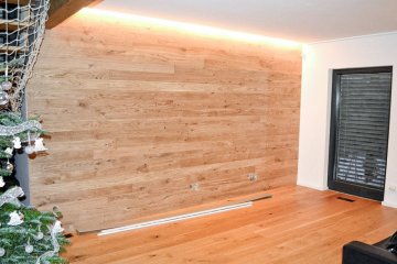 Zakázková výroba dřevěné dubové podlahy jako obklad v interiéru