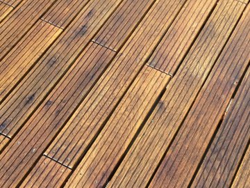 Realizace dřevěné dubové terasy s povrchovou úpravou na zakázku