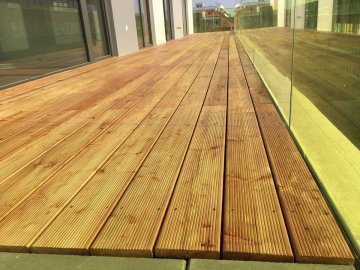 Realizace dřevěné modřínové terasy s povrchovou úpravou na zakázku