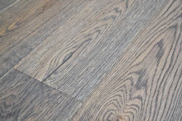 Realizace dřevěné dubové podlahy v odstínu PARKETO - LUNA s vodě odolnou povrchovou úpravou