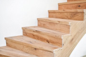 Zakázková realizace dřevěného schodiště v rodinném domě