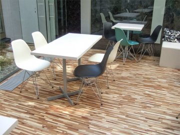 Ořechová podlaha v mozaice na zakázku v design hotelu MOODs v centru Prahy