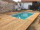 Realizace dřevěné dubové terasy u bazénu na zakázku s povrchovou úpravou