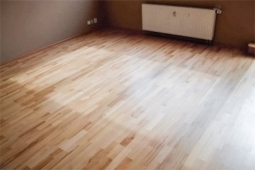 Buková podlaha v bytě v rustikálním provedení, vzor parketa