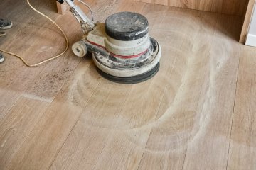 Renovace a hloubkové čistění dřevěné dubové podlahy s povrchovou úpravou odolným tungovým olejem na zakázku