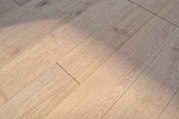 Realizace dubové podlahy v odstínu PARKETO - VIOLA s obklady ze sibiřského modřínu