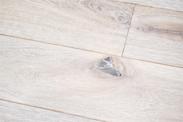 Dřevěná dubová podlaha v odstínu PARKETO - LILY s povrchovou úpravou na zakázku.