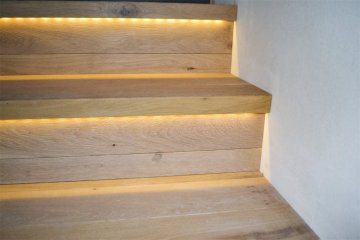 Dřevěné dubové schody na zakázku s osvětlením, které zvýrazní povrch kartáčovaného dřeva