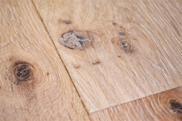 Zakázková realizace dubové podlahy v odstínu PARKETO - LILY s moderním rustikálním provedení