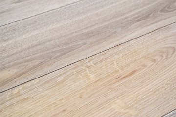 Realizace dubové podlahy v odstínu PARKETO - VIOLA se hodí do všech obytných prostor včetně kuchyně