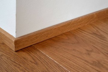 Dřevěná dubová podlaha a lišty v odstínu PARKETO - NOEMI s povrchovou úpravou na zakázku