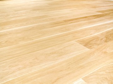 Dubová podlaha v odstínu PARKETO - GRACE je prakticky čisté, bez suků a tmelení. Přírodní barevnost je dokreslena bělovými záběhy. Ošetření proti vodě a skvrnám odolným bezbarvým olejem je samozřejmostí.