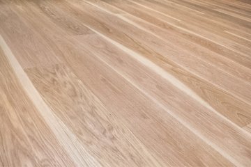 Podlaha PARKETO - LILY je elegantní moderní dřevěnou podlahou, která rozzáří Váš nový domov. Výrazná barevná kresba dřeva zvýrazní originalitu každého kousku dřevěné podlahy.